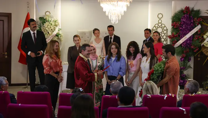 Official TRT 1 promotional image for the Turkish family drama Evlilik Güzeldir.