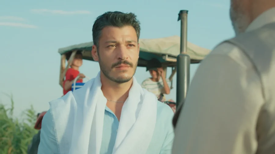 Bertan Asllani as Toprak Mercandağ in Mercan Köşk